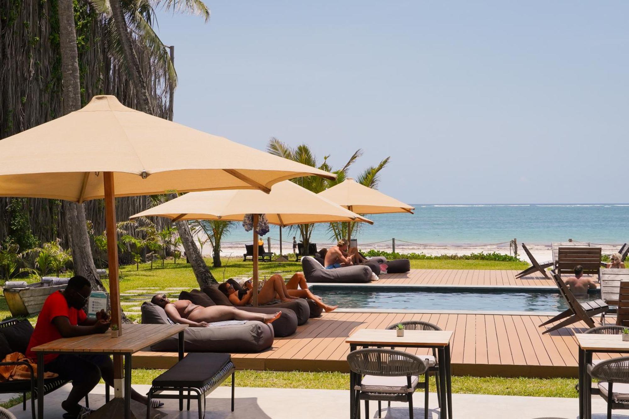 Lalagalu - Beachfront Ecocabins Diani Beach Extérieur photo
