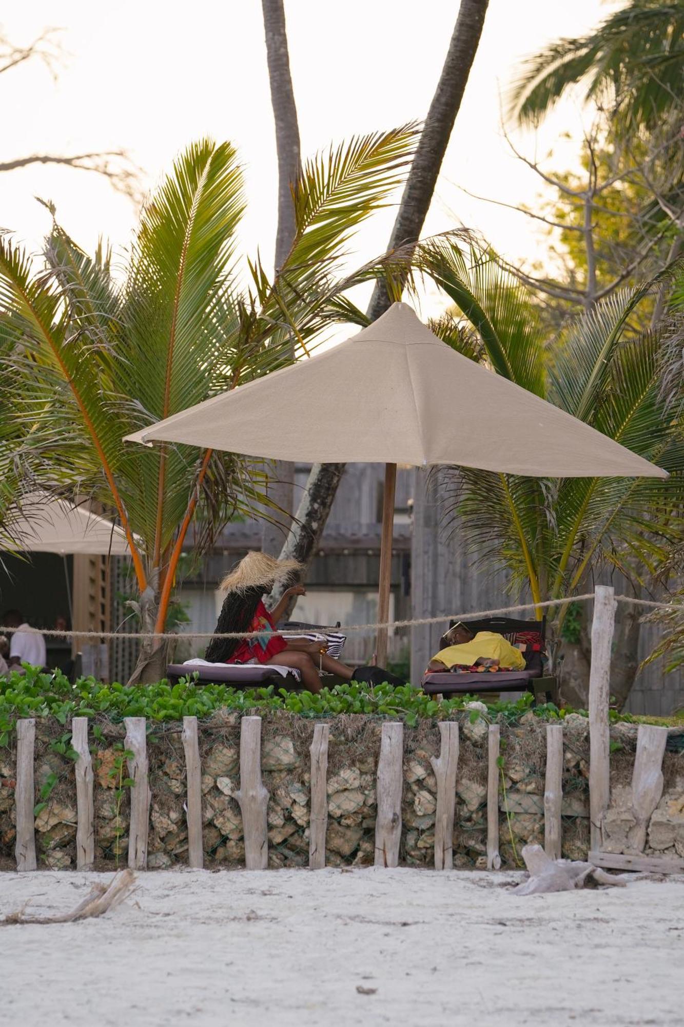 Lalagalu - Beachfront Ecocabins Diani Beach Extérieur photo